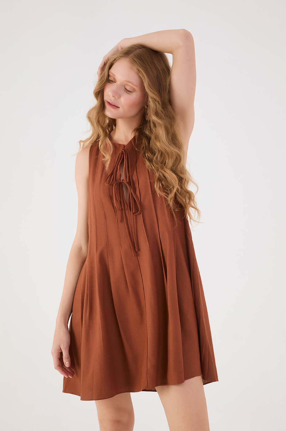 Brown Mate Pleats Front Ties Sleeveless Linen Mini Dress_3