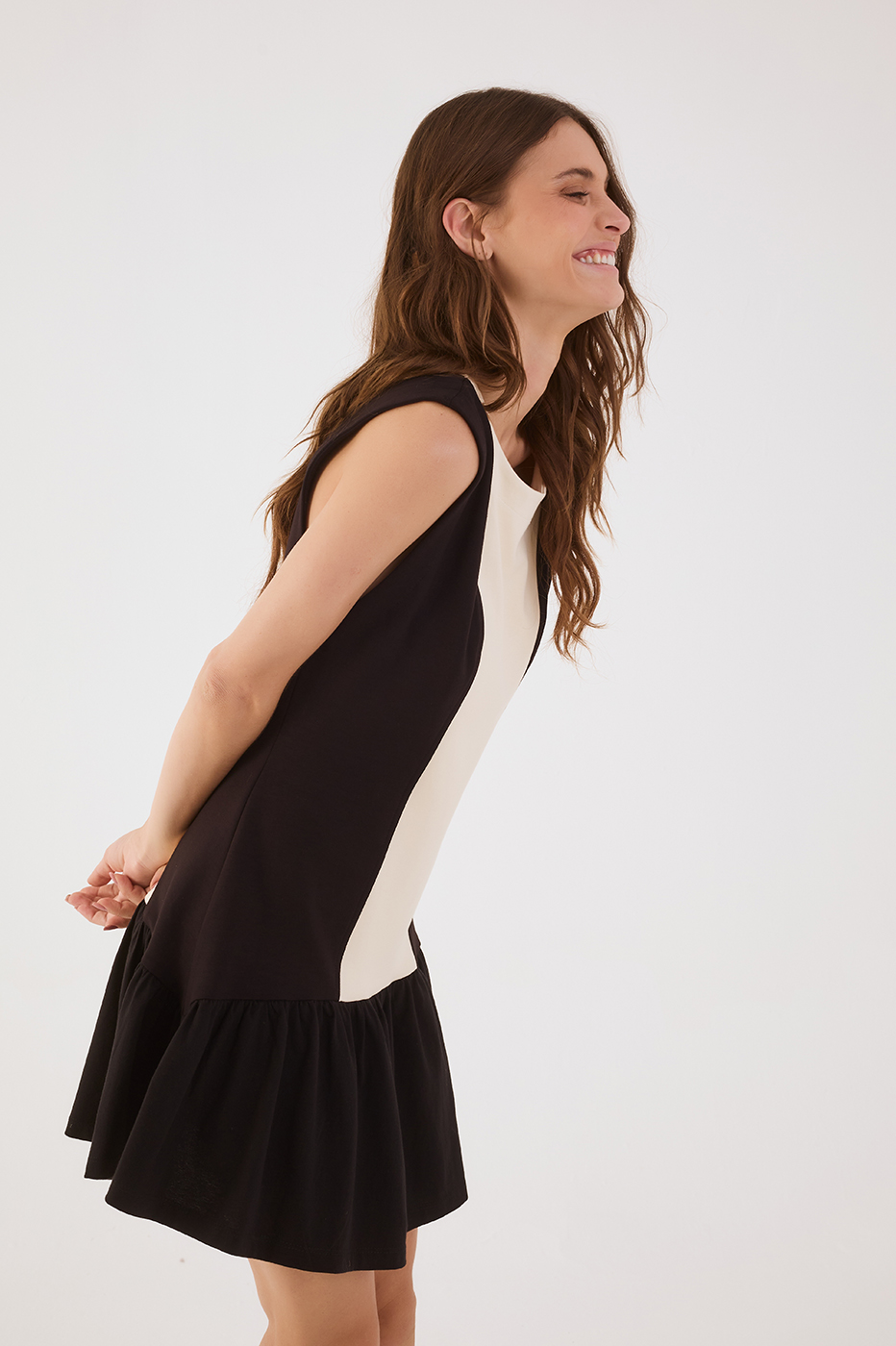 Off-White And Black Ruffled Hem Sleeveless Mini Dress_4