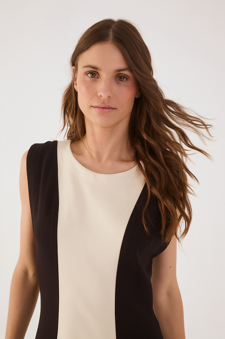 Off-White And Black Ruffled Hem Sleeveless Mini Dress_5