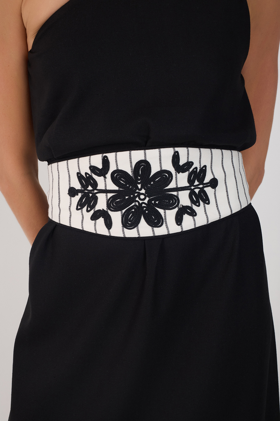 Black One-Shoulder Embroidered Midi Dress_5