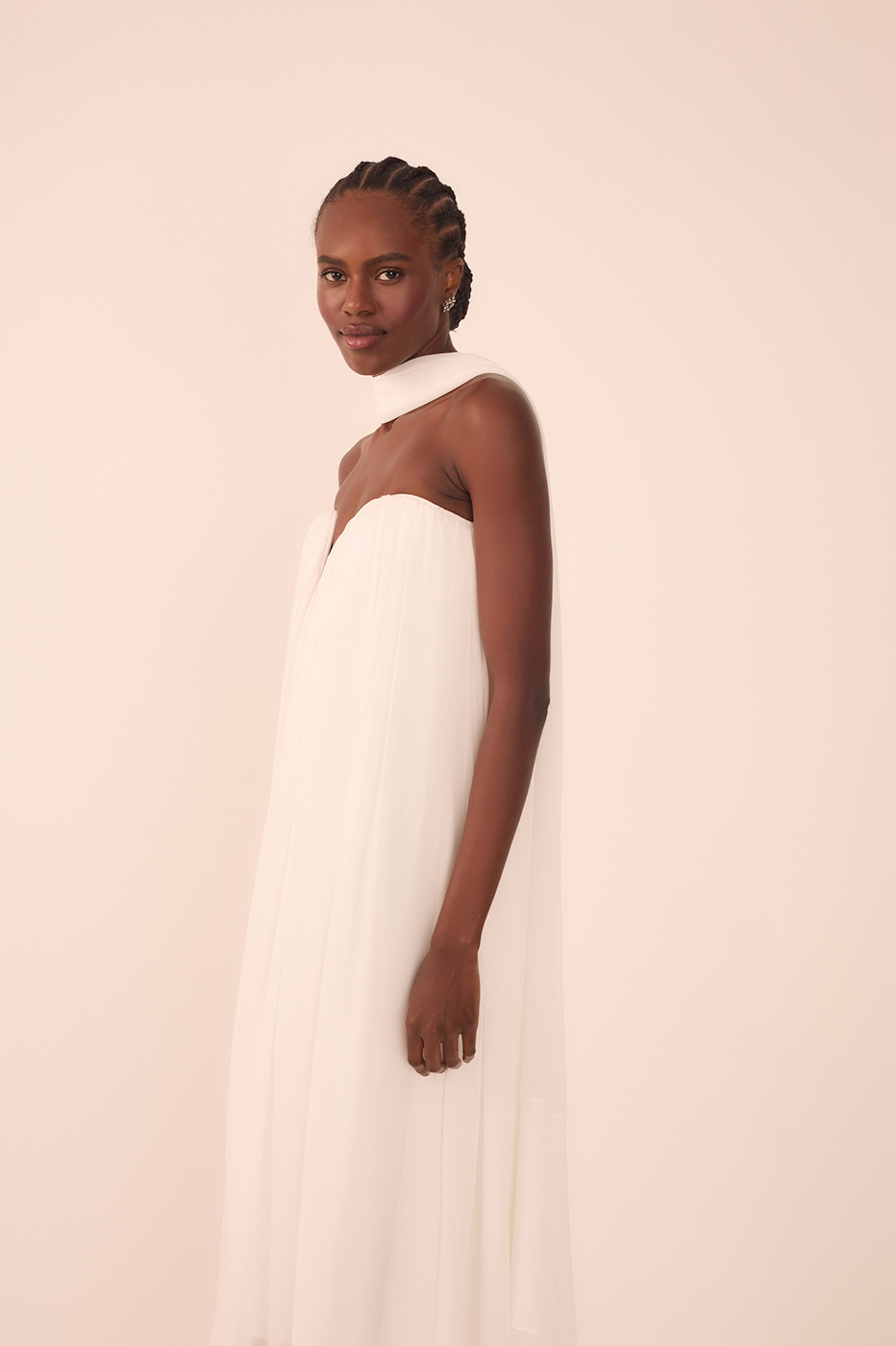 Off-White Chiffon Strapless Gown with Waist Tie – Thati Amorim Collection_5