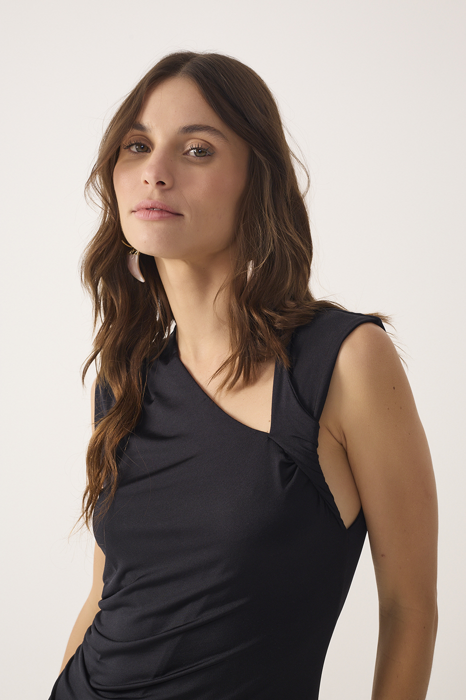 Black Jersey Twisted Shoulder Dress_5