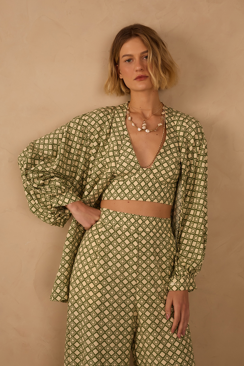 Green Amanhecer V Neck Sleeveless Top_1