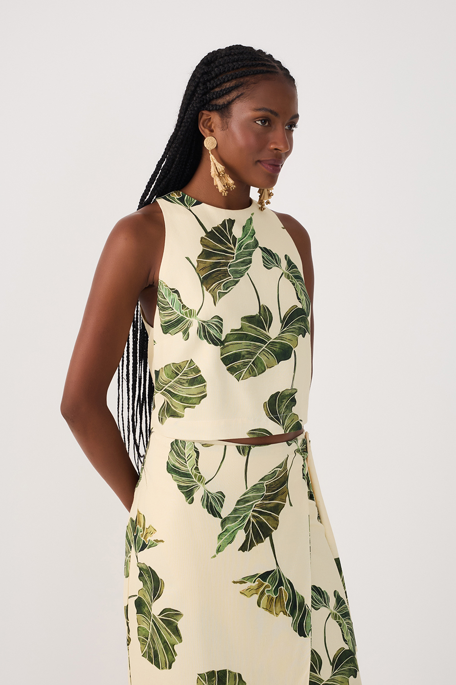 Beige Folhar Crew Neck Sleeveless Blouse_2