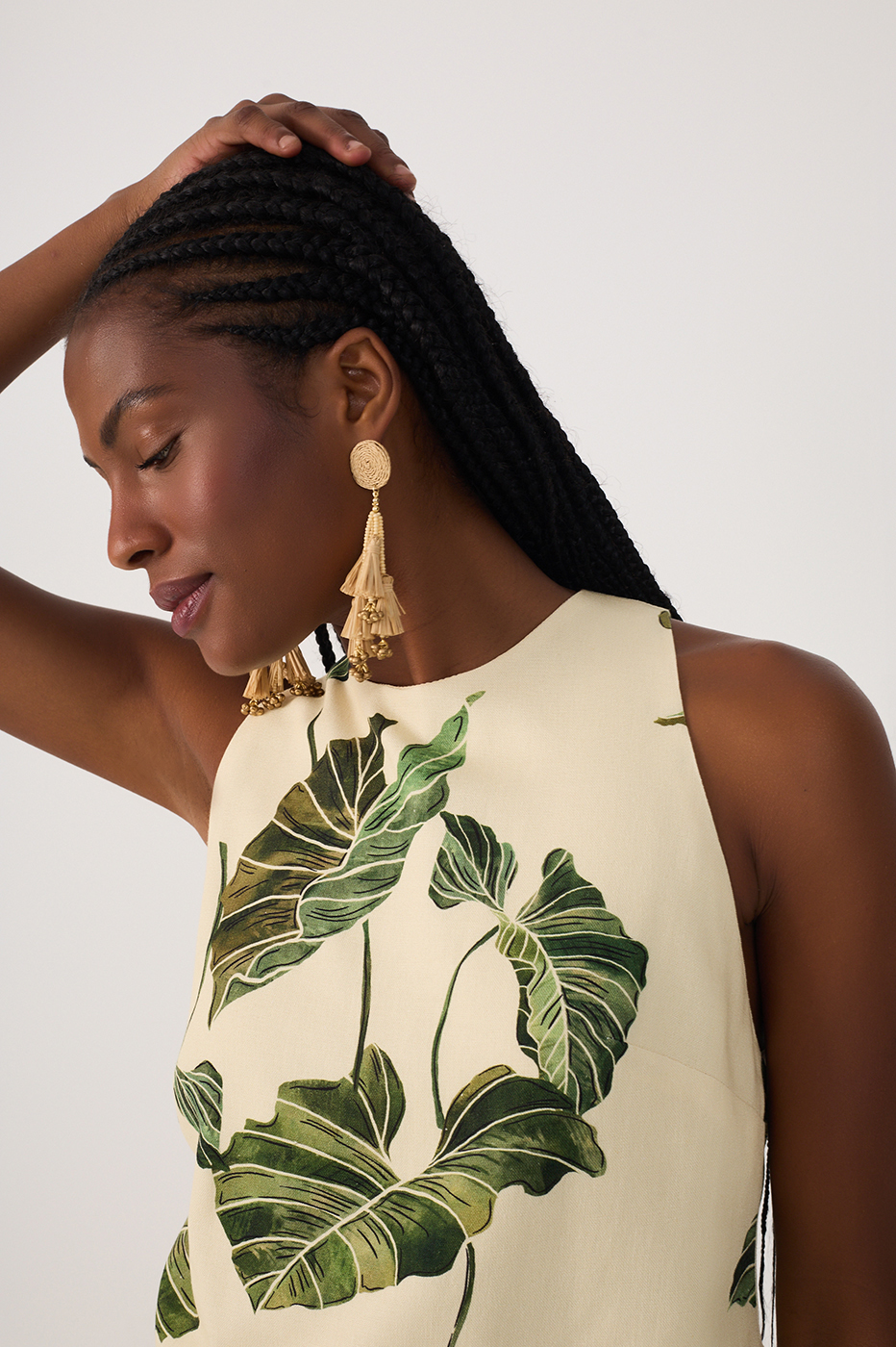 Beige Folhar Crew Neck Sleeveless Blouse_3