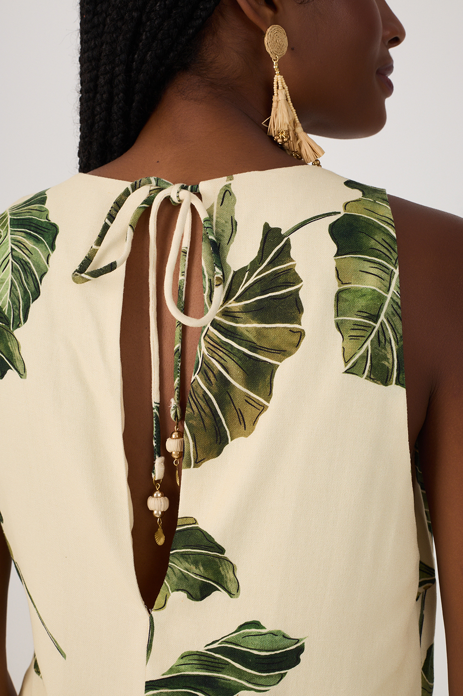 Beige Folhar Crew Neck Sleeveless Blouse_4