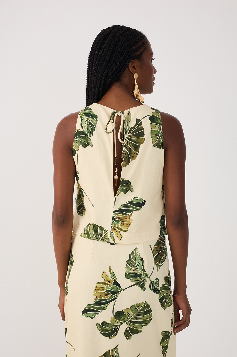 Beige Folhar Crew Neck Sleeveless Blouse_5