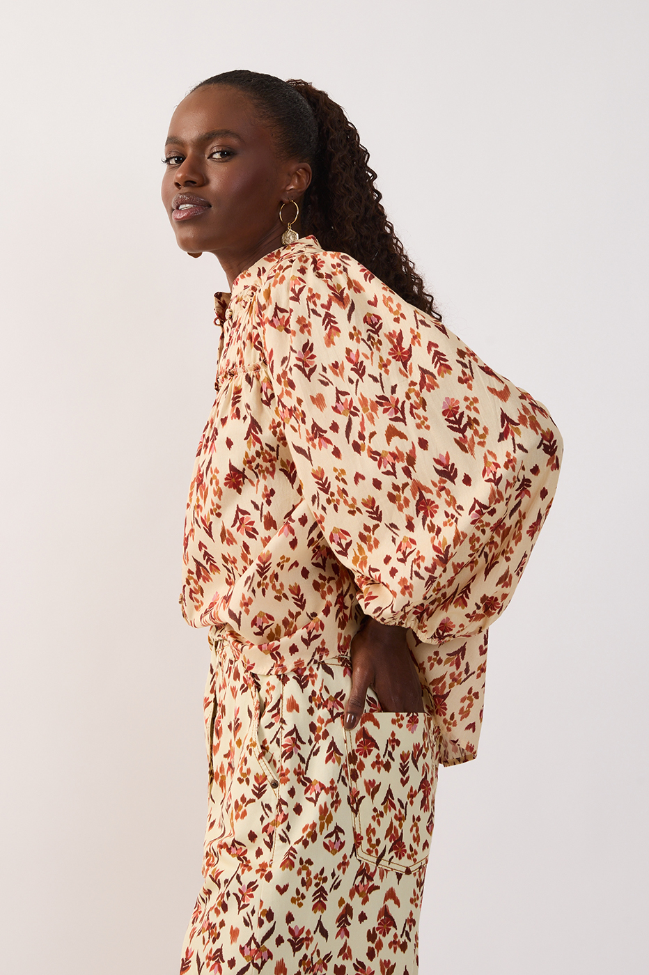 Off-White Buttoned Pleated Blouse_3
