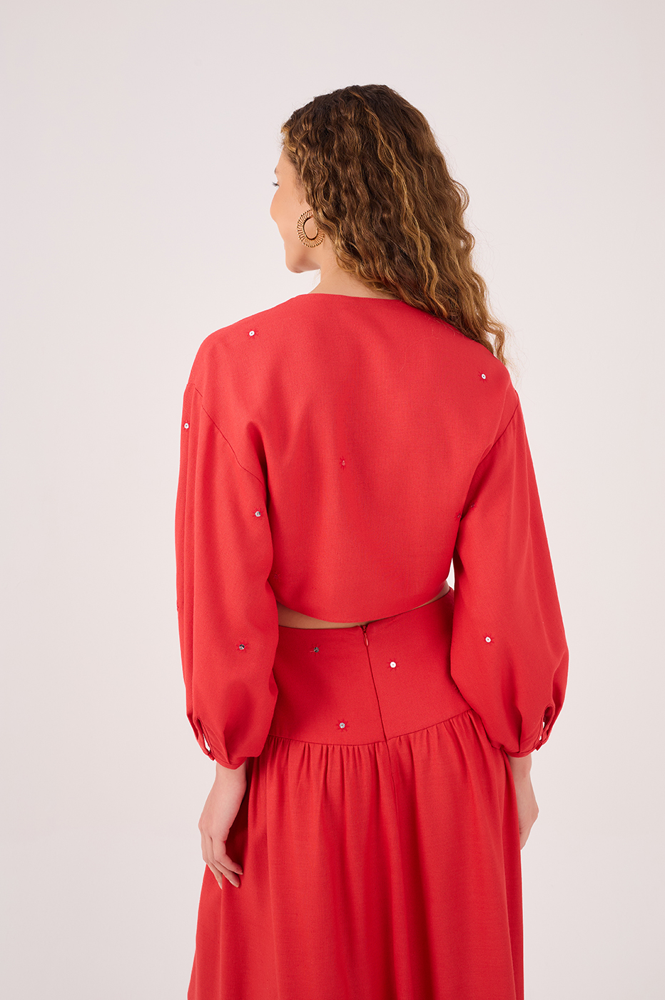 Seq. Emb. Tie Front Top_7
