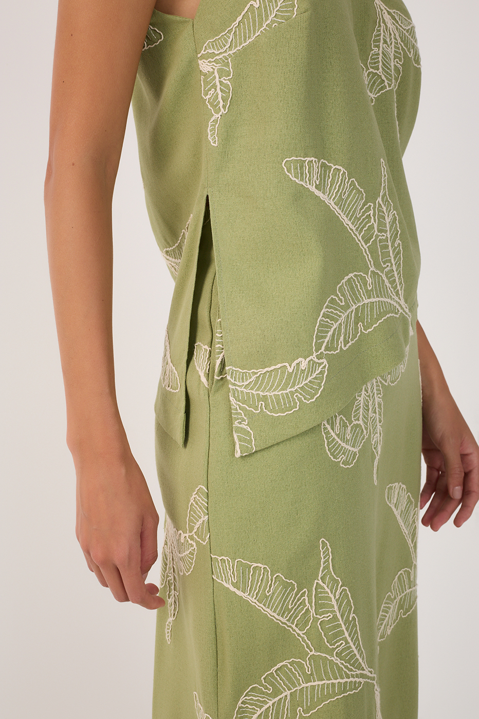 Green Embroidered One-Shoulder Blouse_4