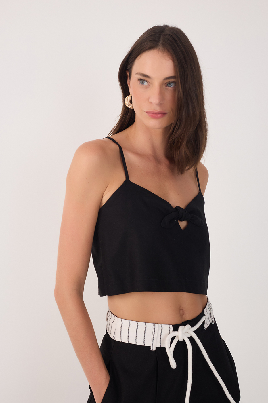 Black Front Knot Sleeveless Blouse_2