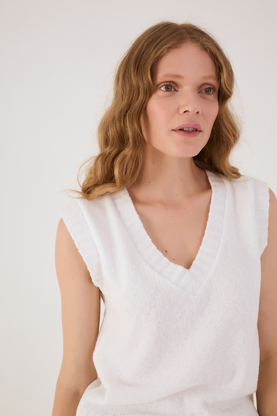 Off-White V Neck Sleeveless Tricot Vest_3