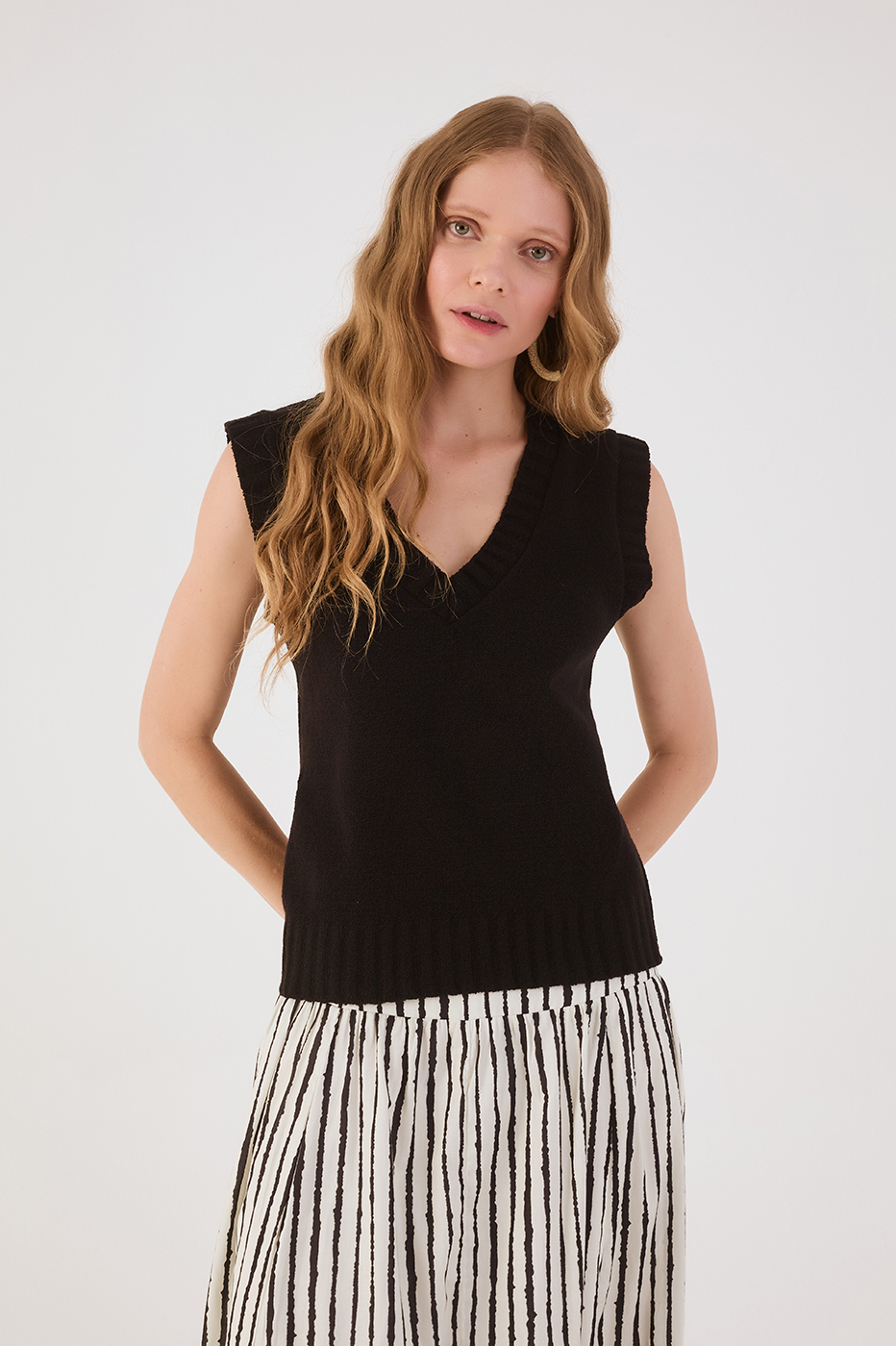 Black V Neck Sleeveless Tricot Vest_2