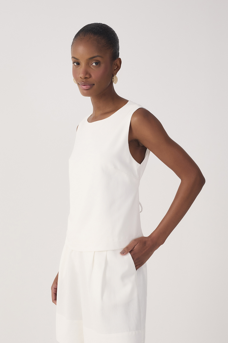 Off-White Open Back Ties Sleeveless Linen Blouse_3