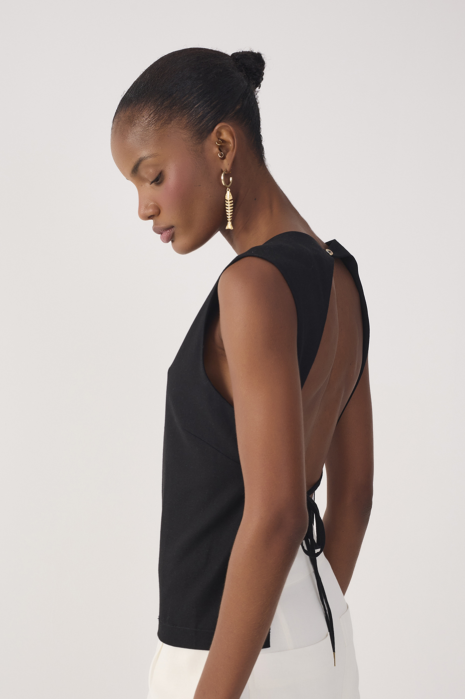 Black Open Back Ties Sleeveless Linen Blouse_4