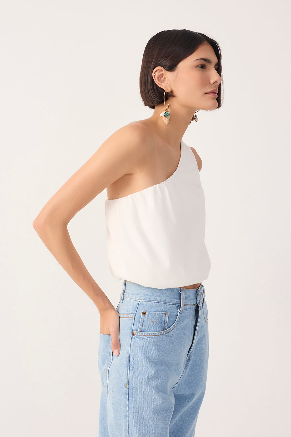 Off-White One-Shoulder Balloon Blouse_4