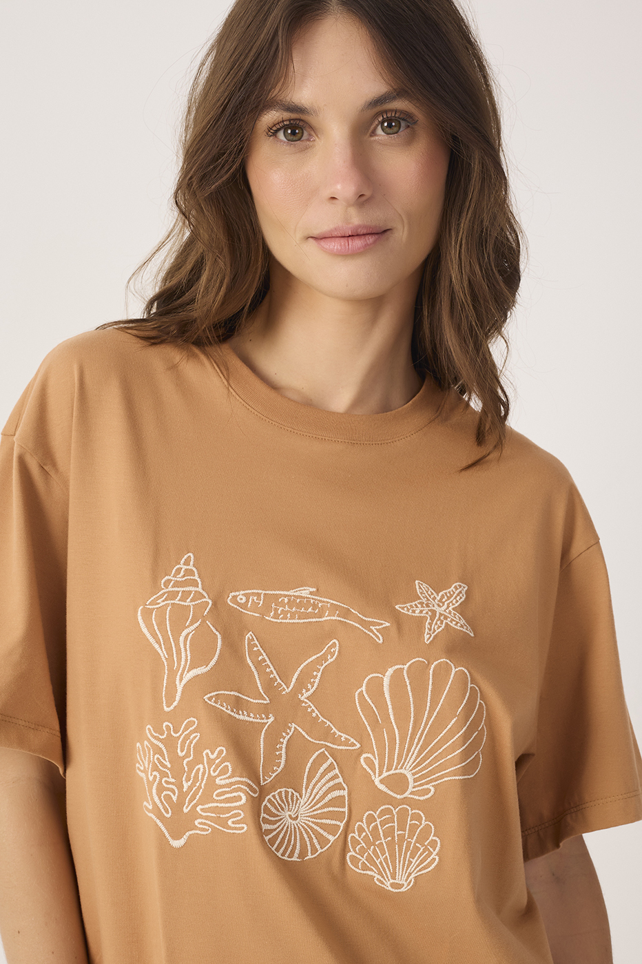Beige Conchas Embroidered Short Sleeve T-Shirt_4