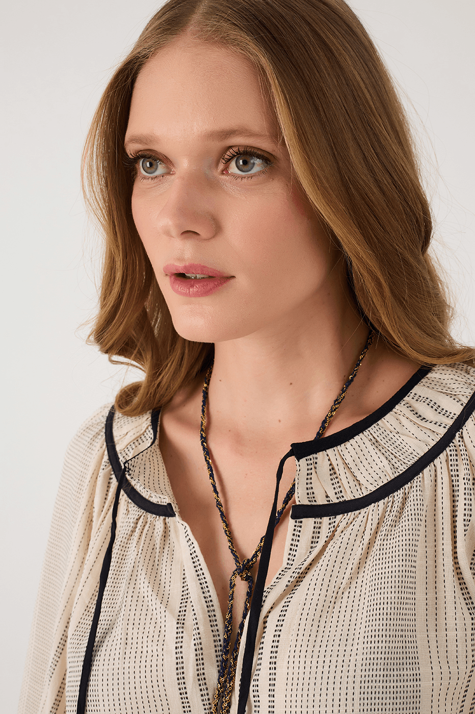 Off-White Front Ties Ruffle Blouse_5