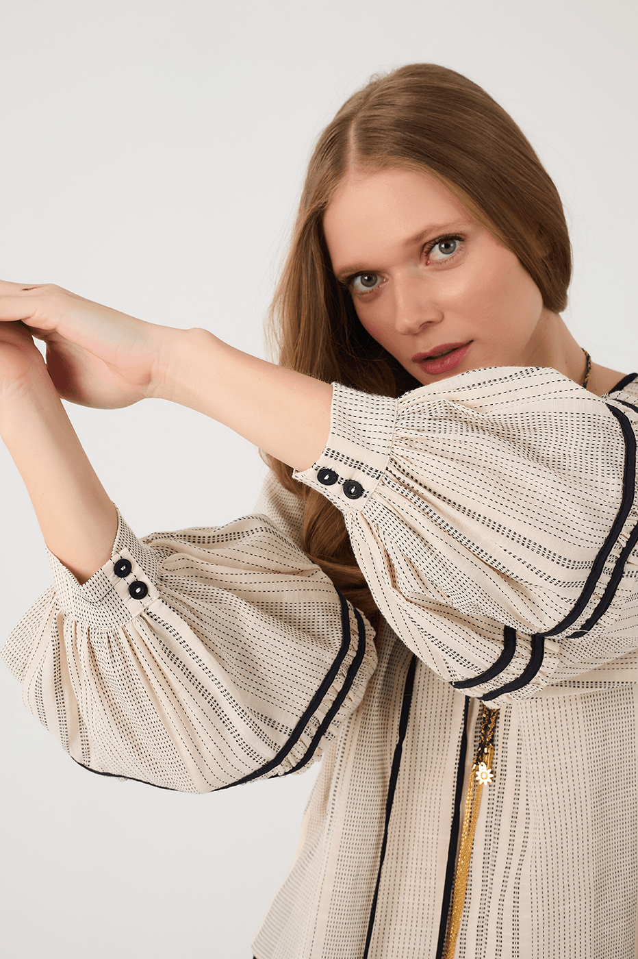 Off-White Front Ties Ruffle Blouse_6