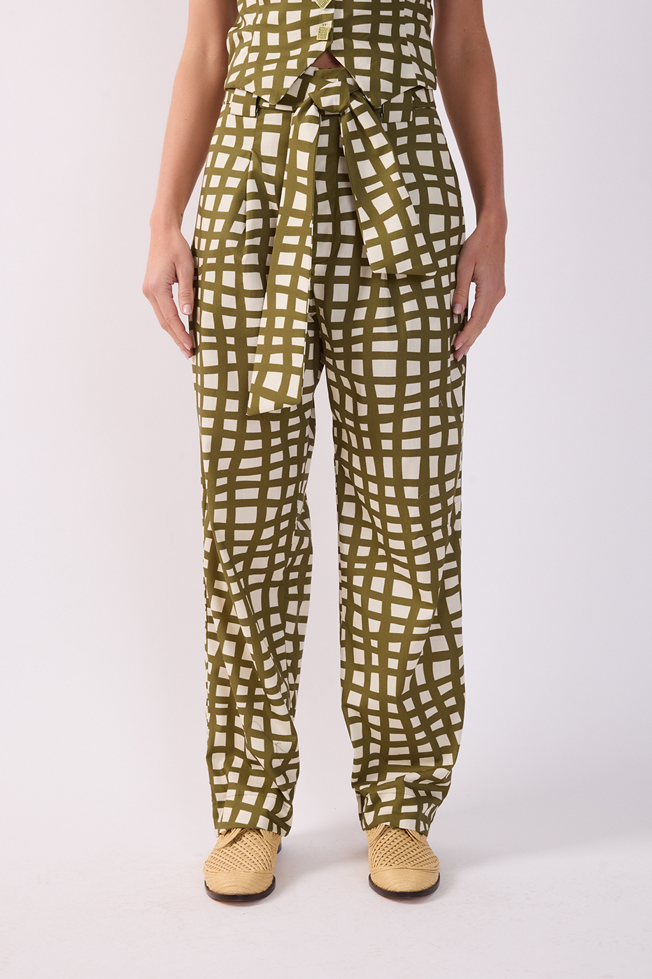Green Trama Pockets Belted Pants_4