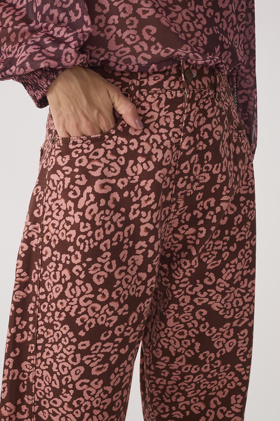 Brown Felina Pockets Twill Pants_5