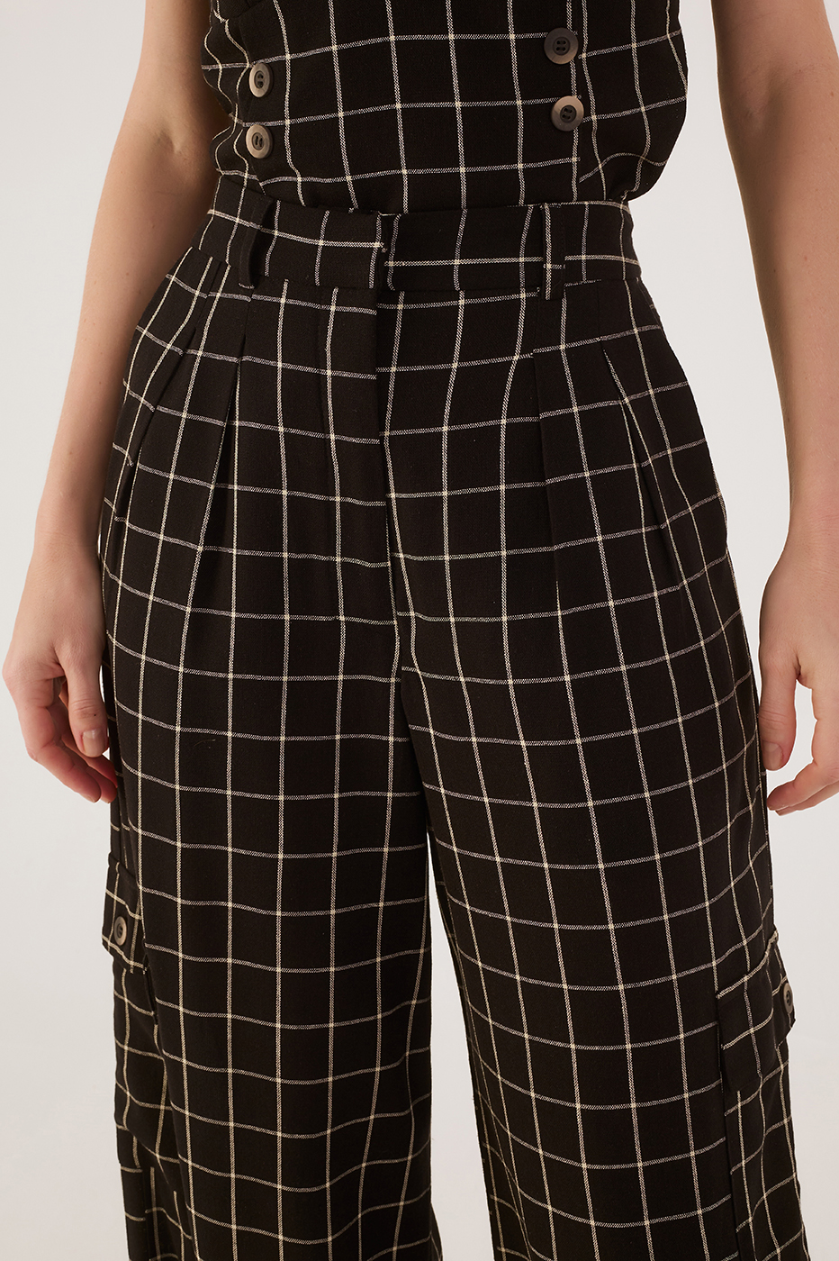 Black Pinstripe V Neck Side Pockets Linen Pants_4
