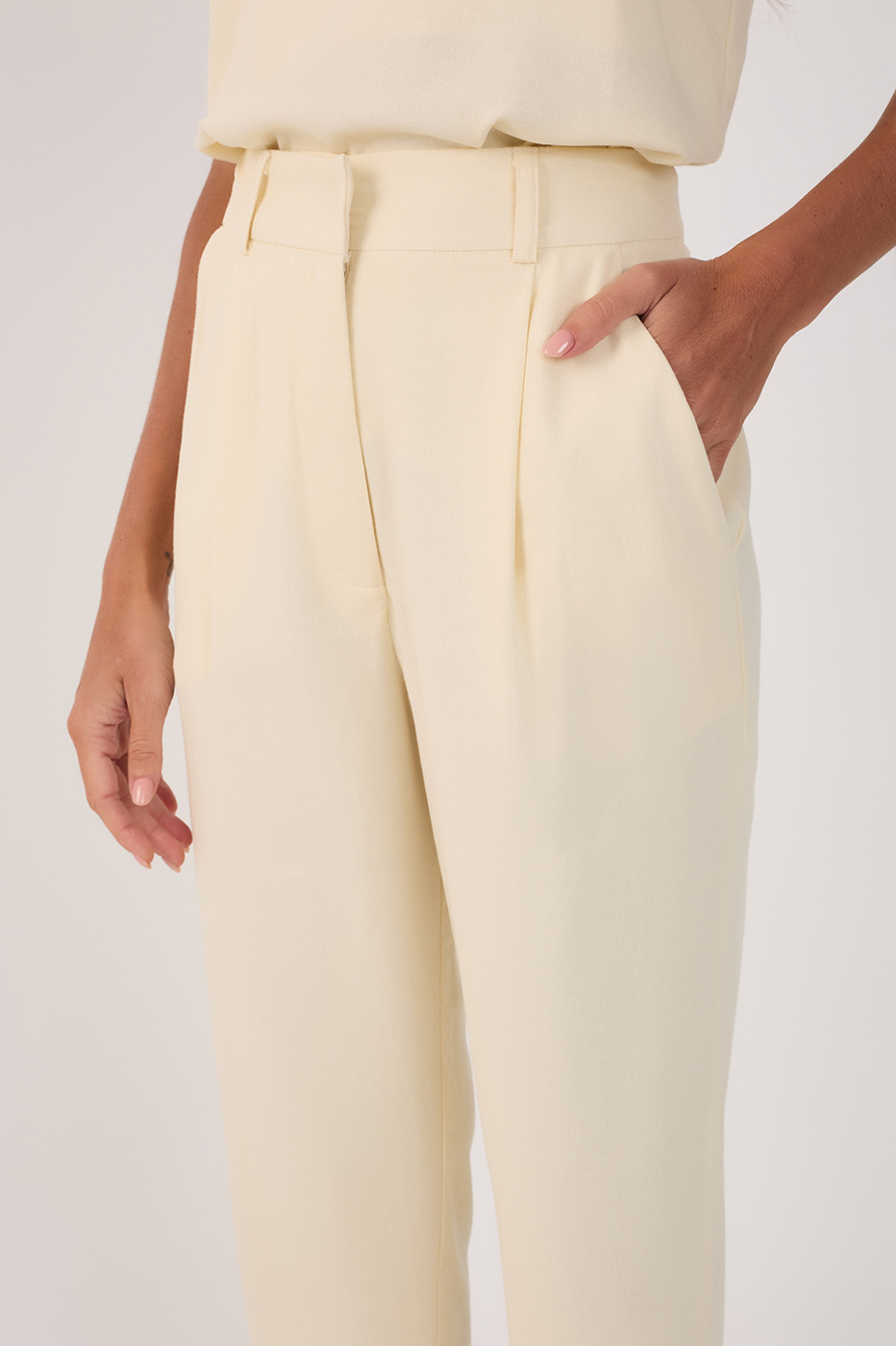 Beige Side Pockets Linen Carrot Pants_4