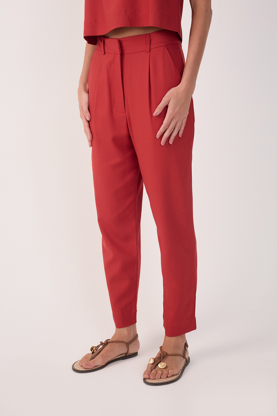 Red Side Pockets Linen Carrot Pants_3