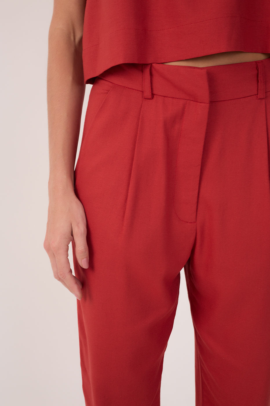 Red Side Pockets Linen Carrot Pants_4