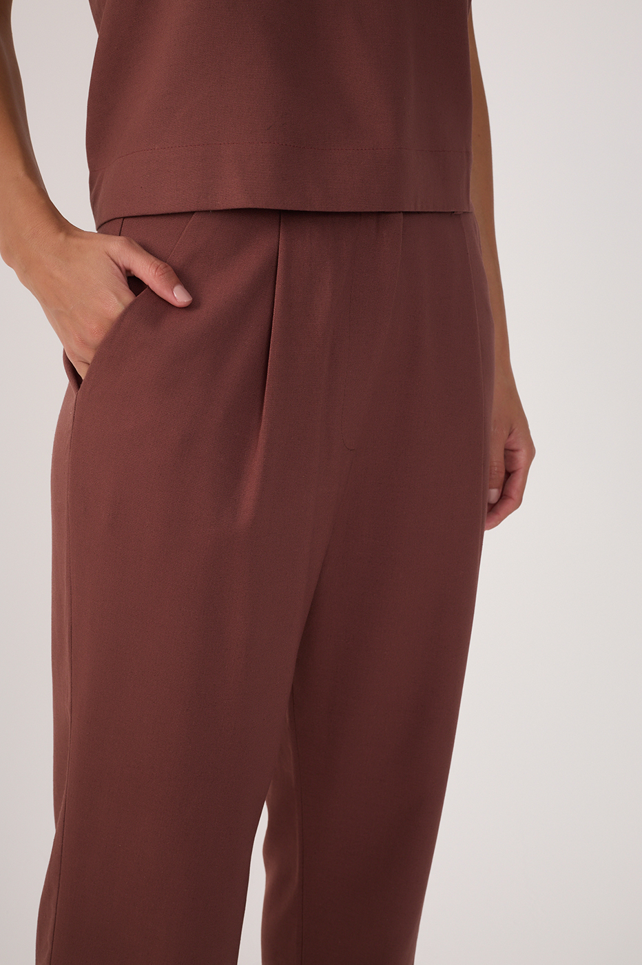 Brown Side Pockets Linen Carrot Pants_4