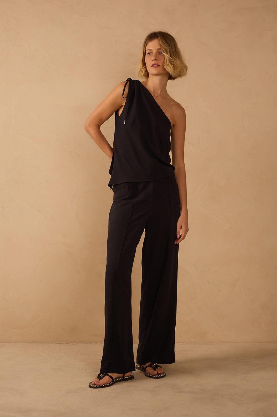 Black Asymmetric Pockets Pants_1