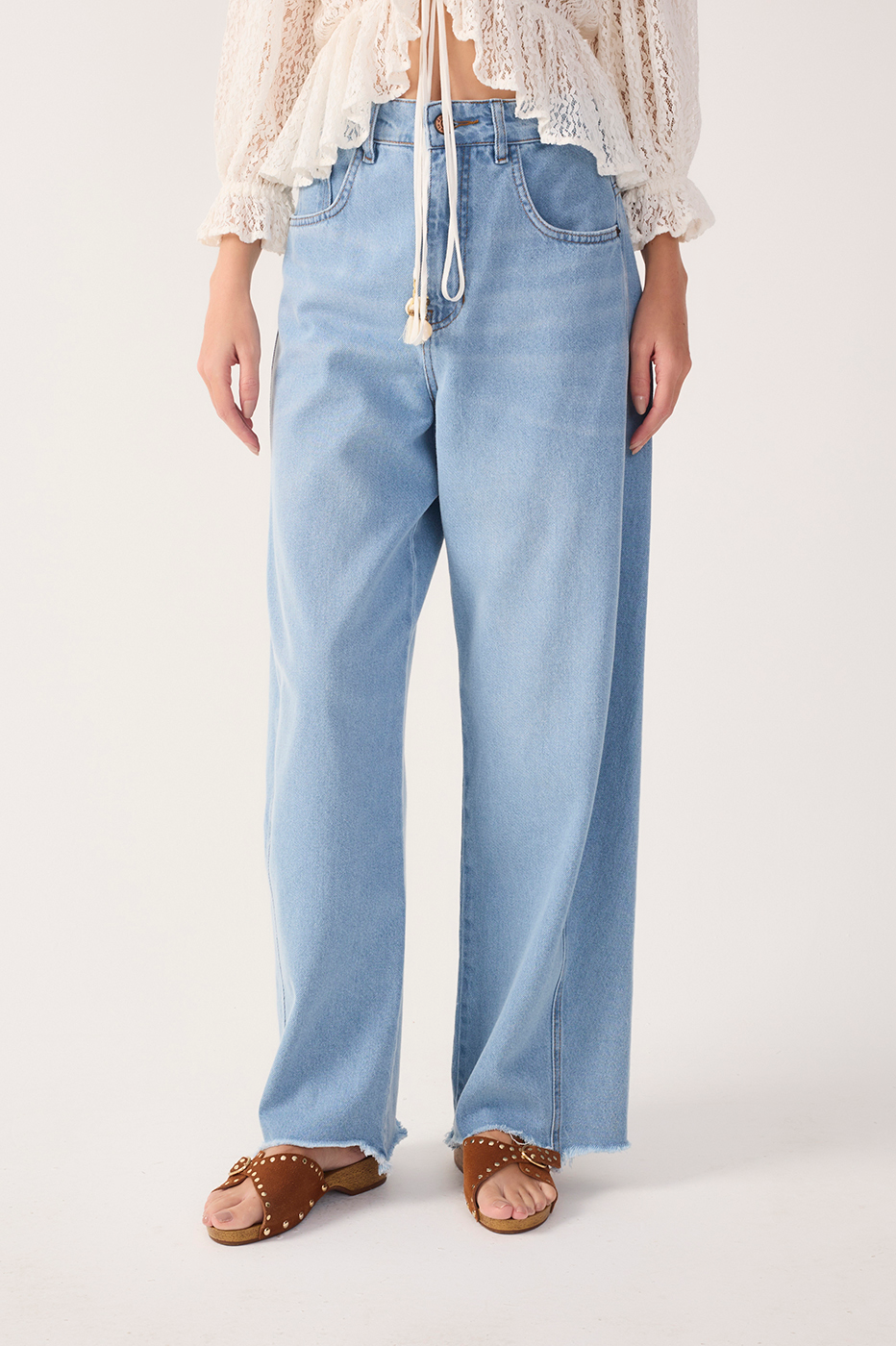 Barrel Frayed Hem Jeans_4