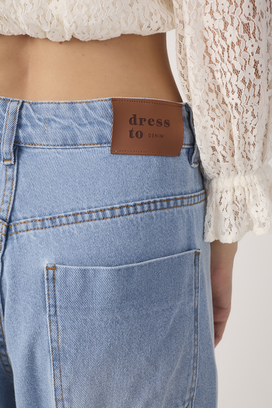 Barrel Frayed Hem Jeans