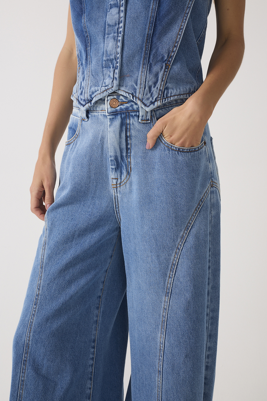 Off-White Seam Detail Twill Shorts_4