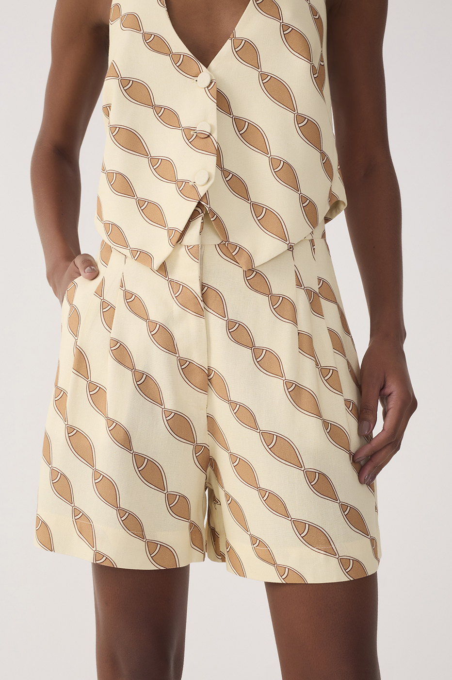 Beige Cardume Pleats Pockets Linen Shorts_4