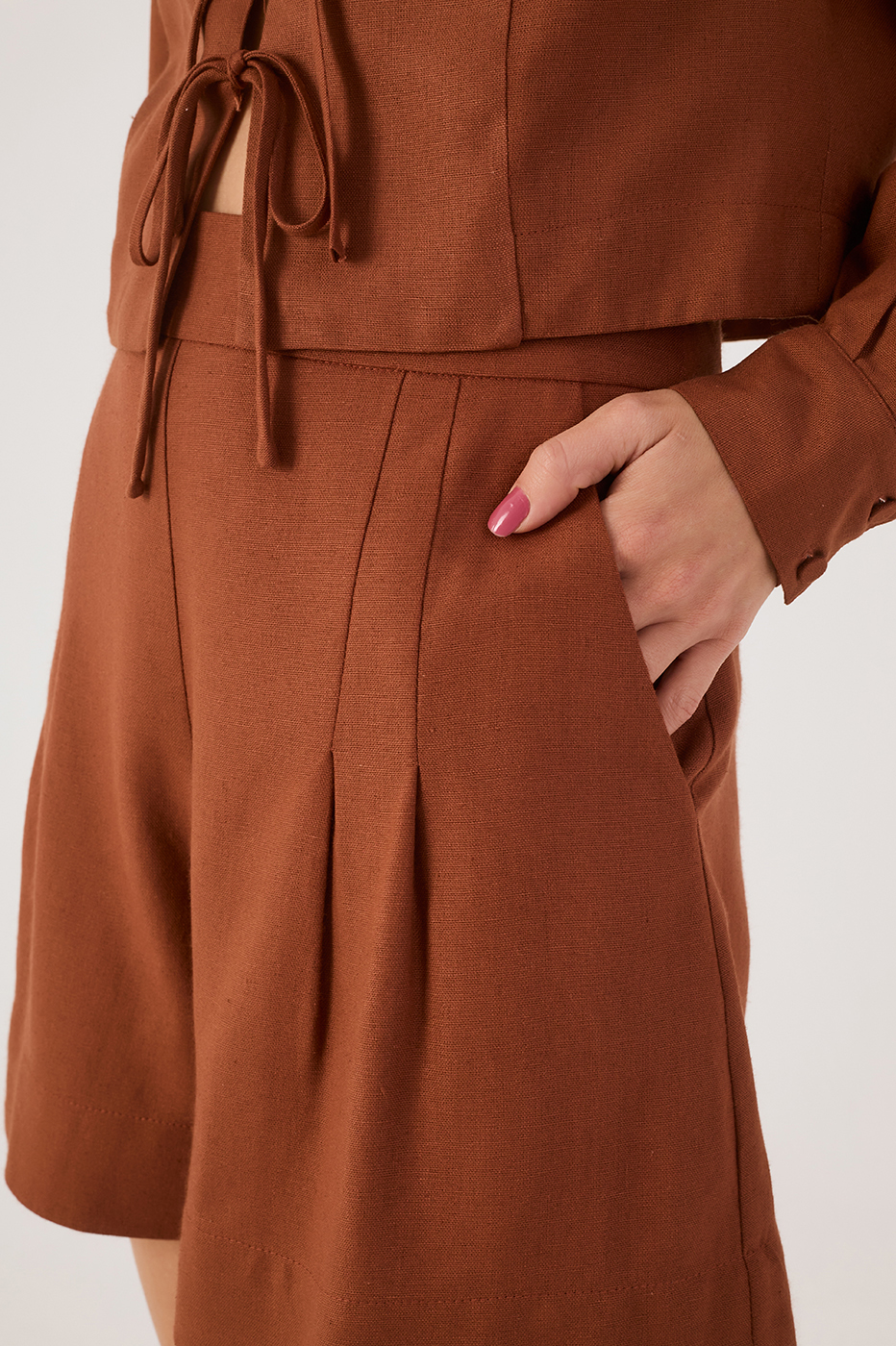 Brown Mate Pleats Pockets Shorts_4