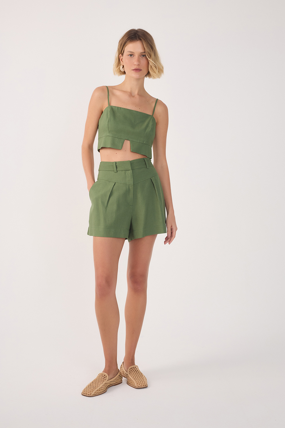 Green Pockets Belt Loops Linen Shorts_3