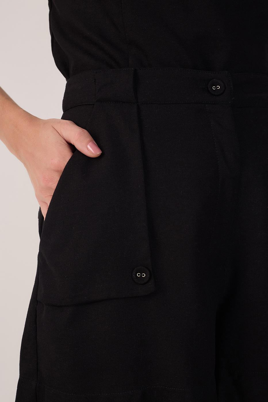 Black Buttoned Pockets Linen Shorts_5