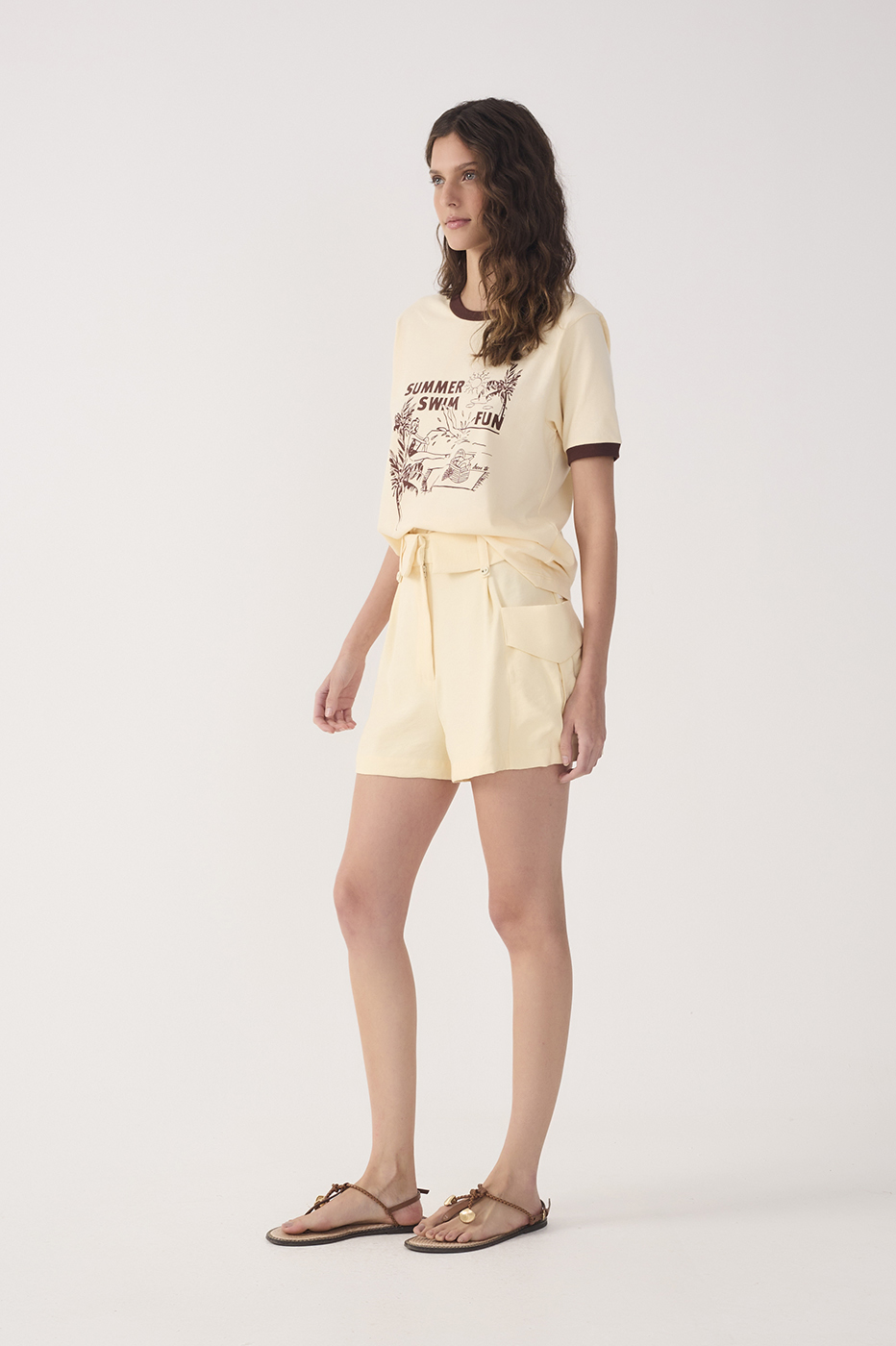 Beige Side Pockets Pleated Shorts_4