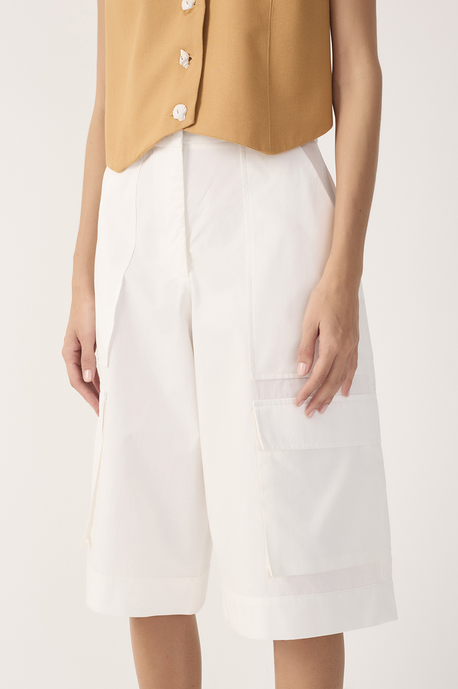 Off-White Pockets Utility Bermuda Shorts_4