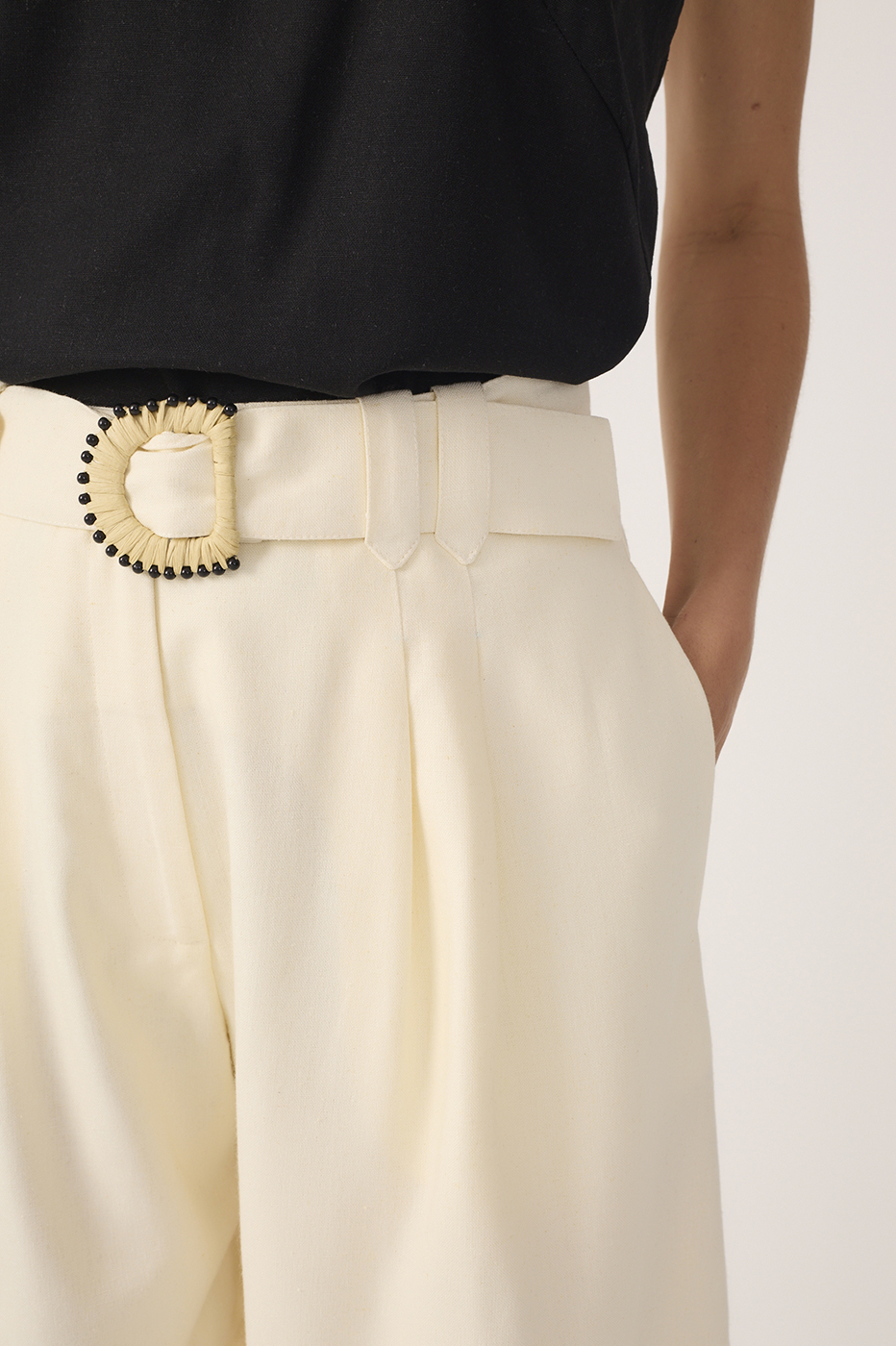 Beige Beaded Buckle Pockets Linen Bermuda Shorts_5