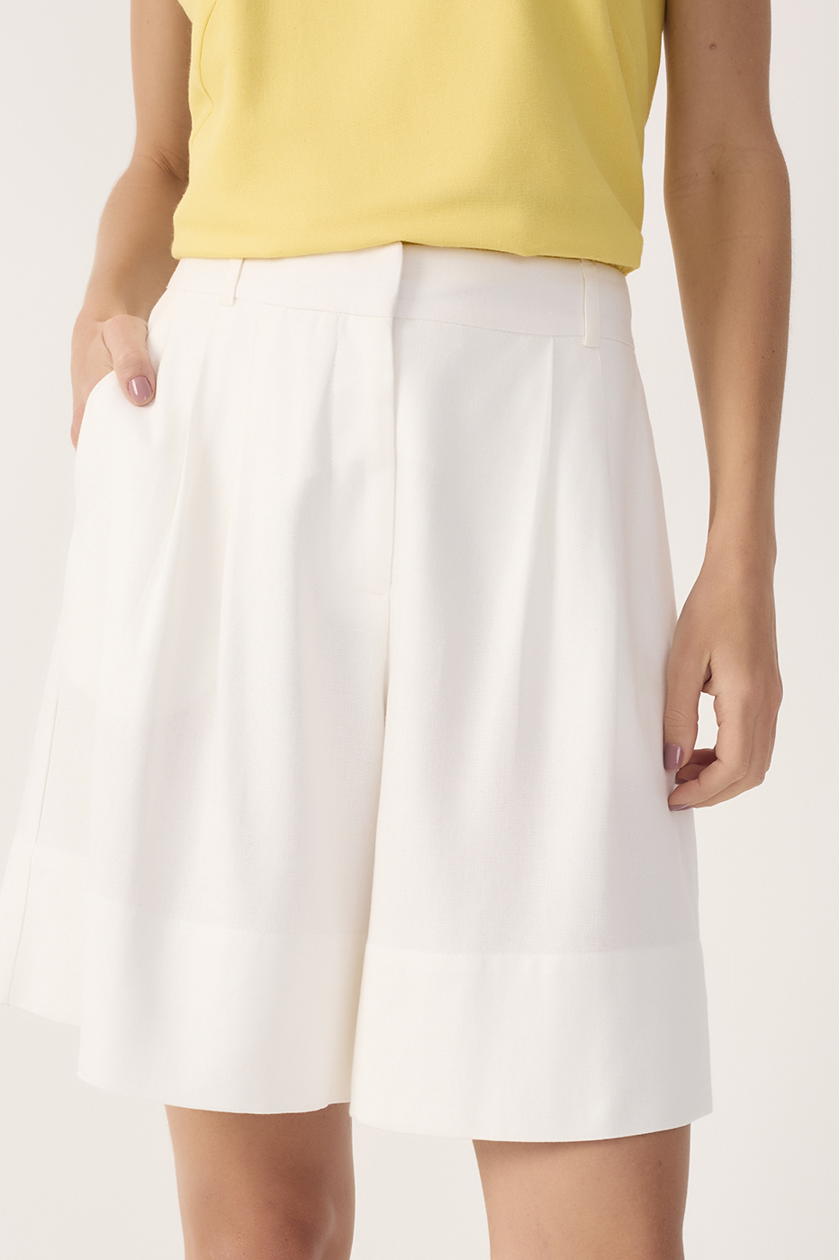 Off-White Pleated Linen Shorts_4