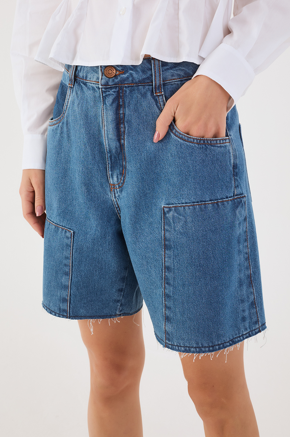 Denim Pockets Belt Loops Bermuda Shorts_4