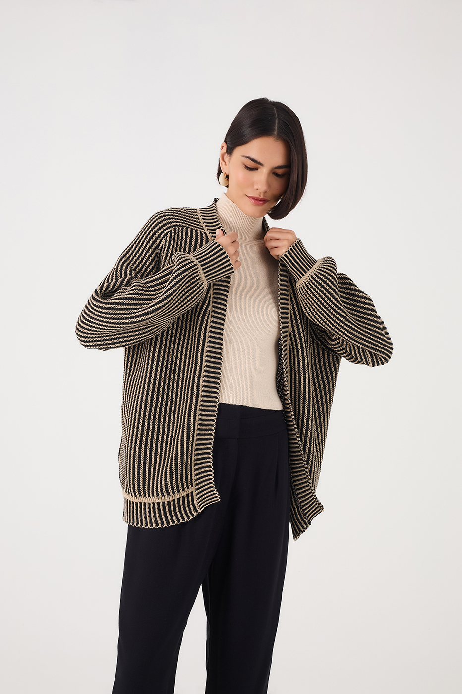 Off-White And Black V Neck Cuffed Tricot Cardigan_3