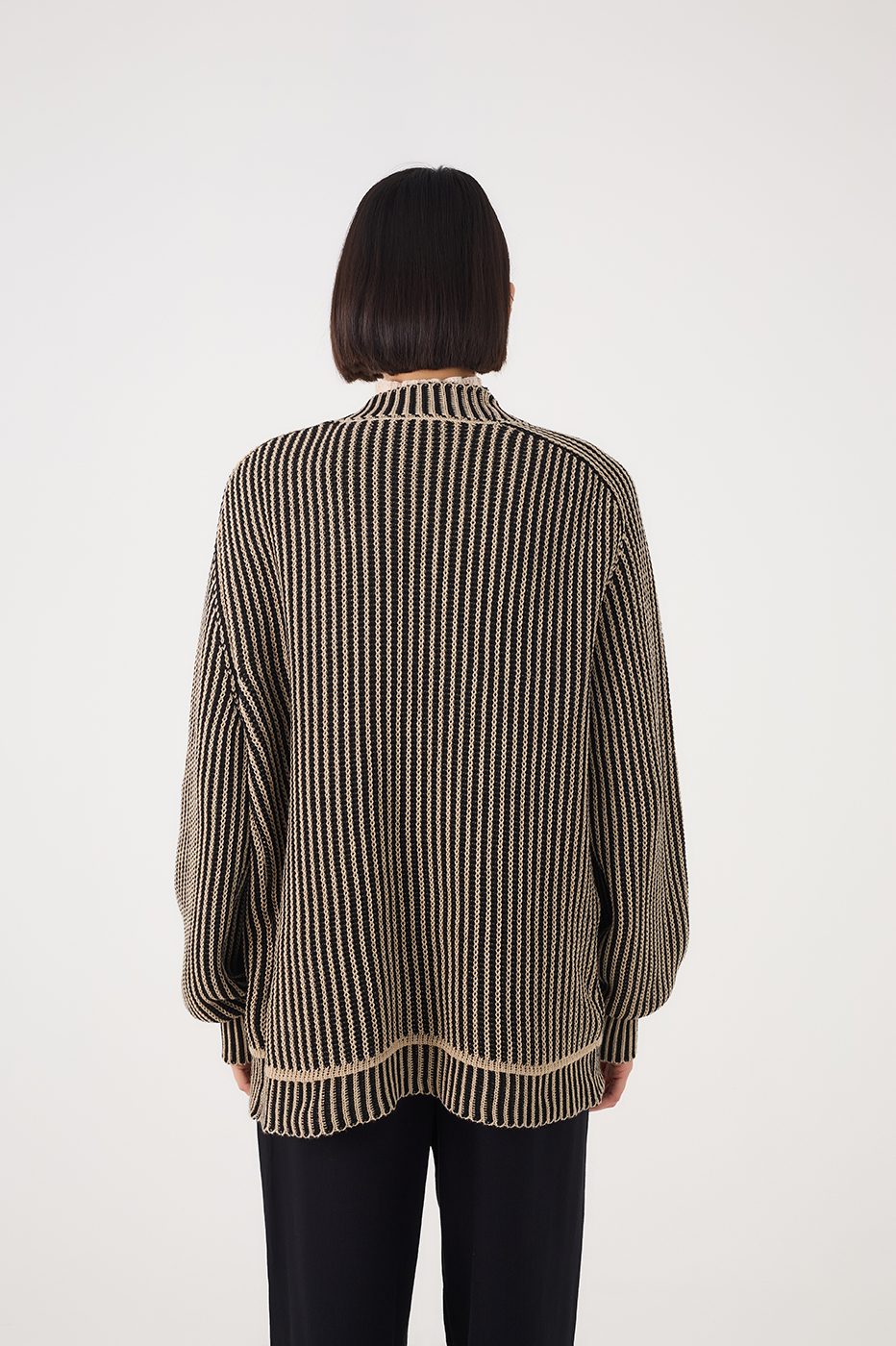 Off-White And Black V Neck Cuffed Tricot Cardigan_6