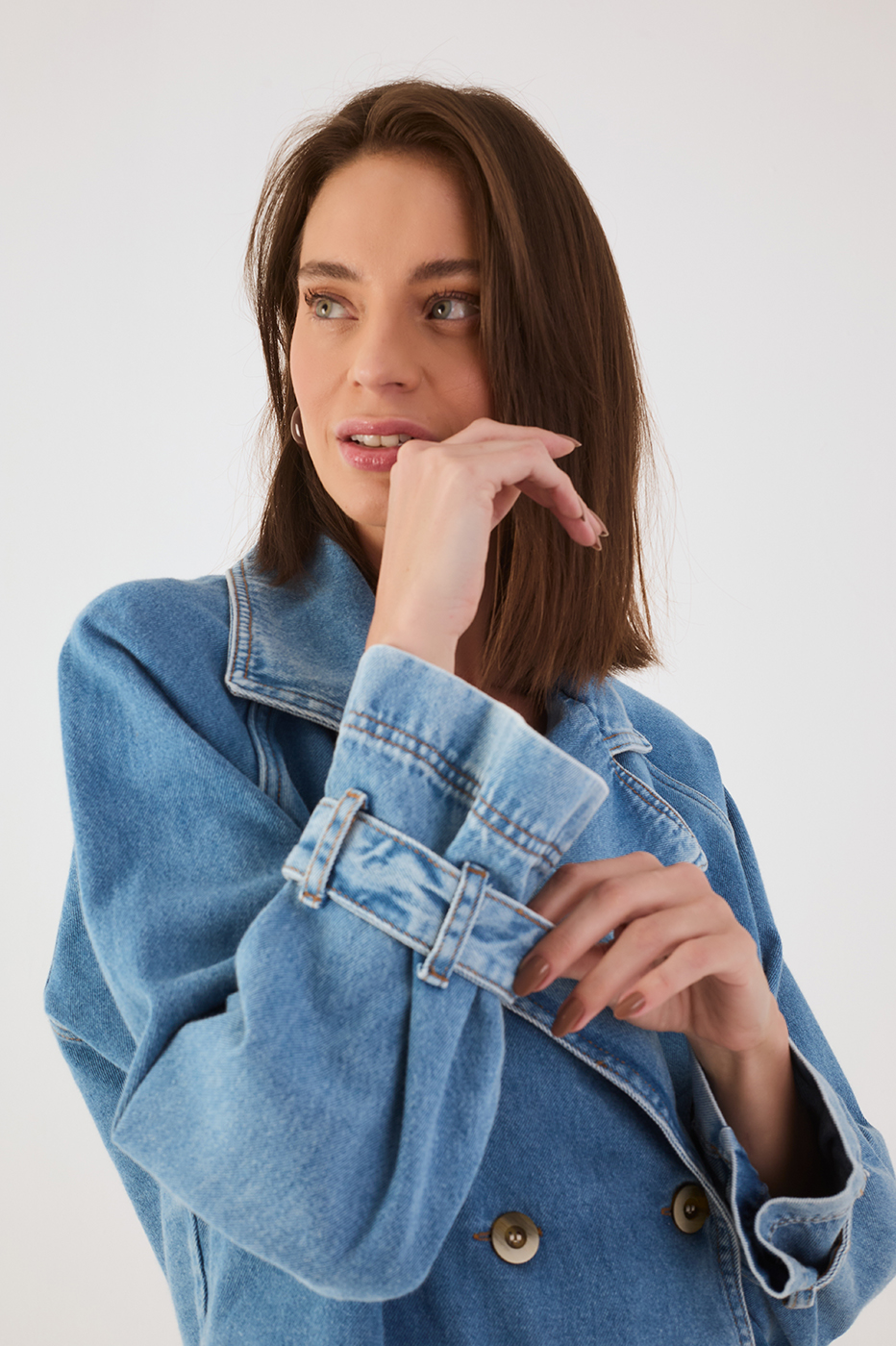 Denim Notched Lapel Buttoned Crop Trench Coat_4