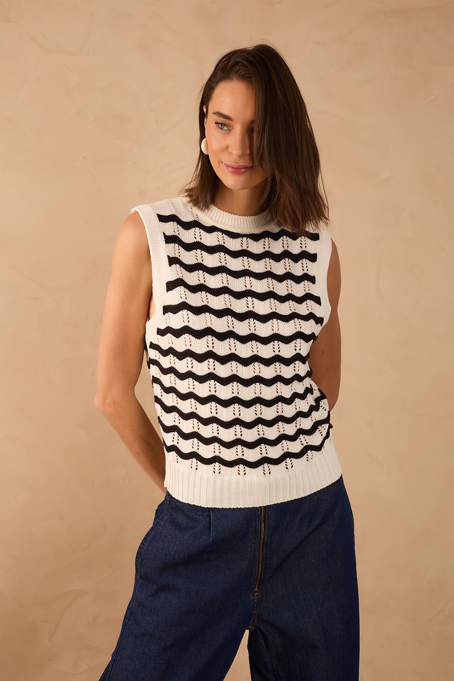 Black Ondas Crew Neck Sleeveless Tricot Vest_1