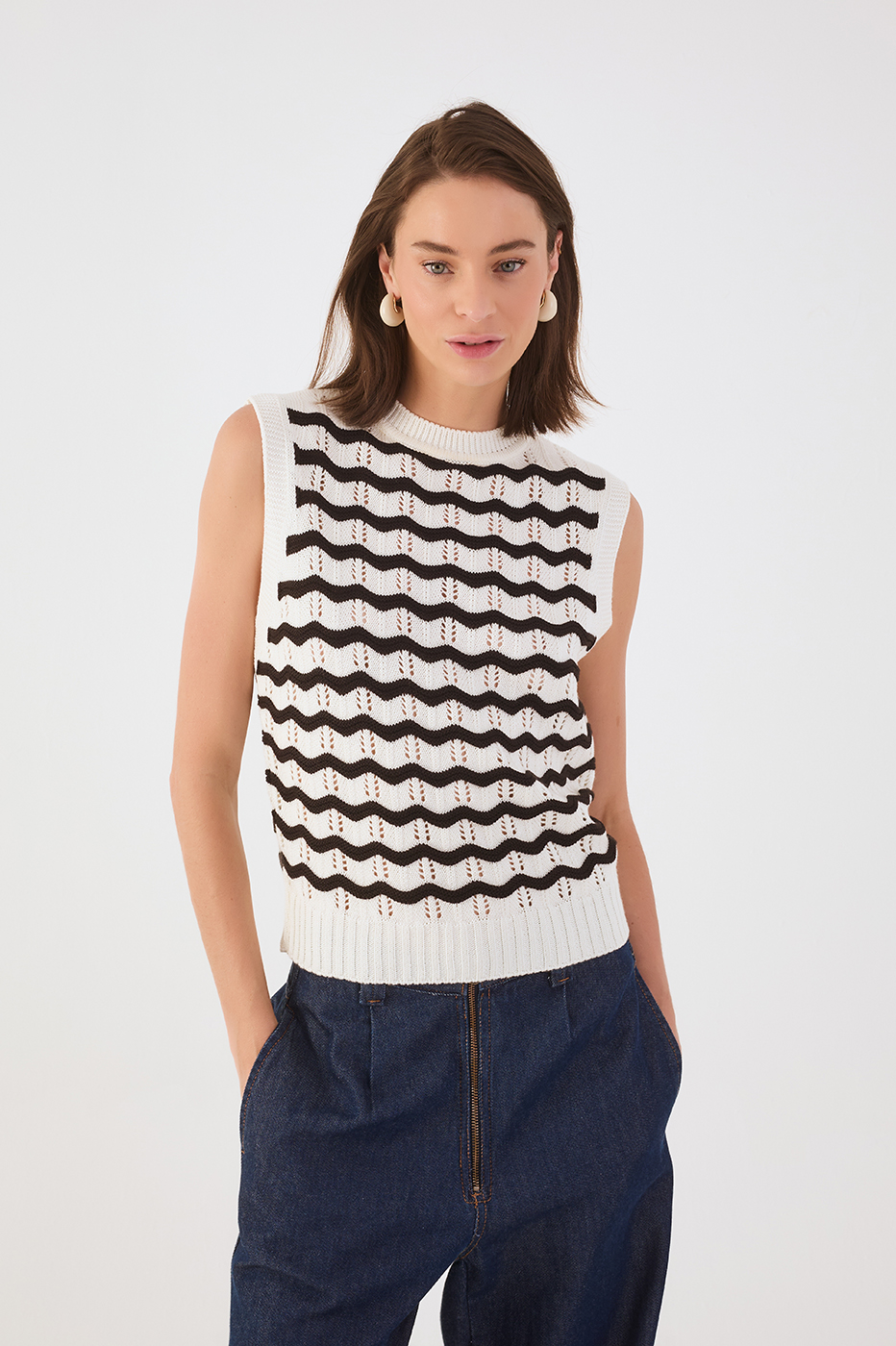 Black Ondas Crew Neck Sleeveless Tricot Vest_2