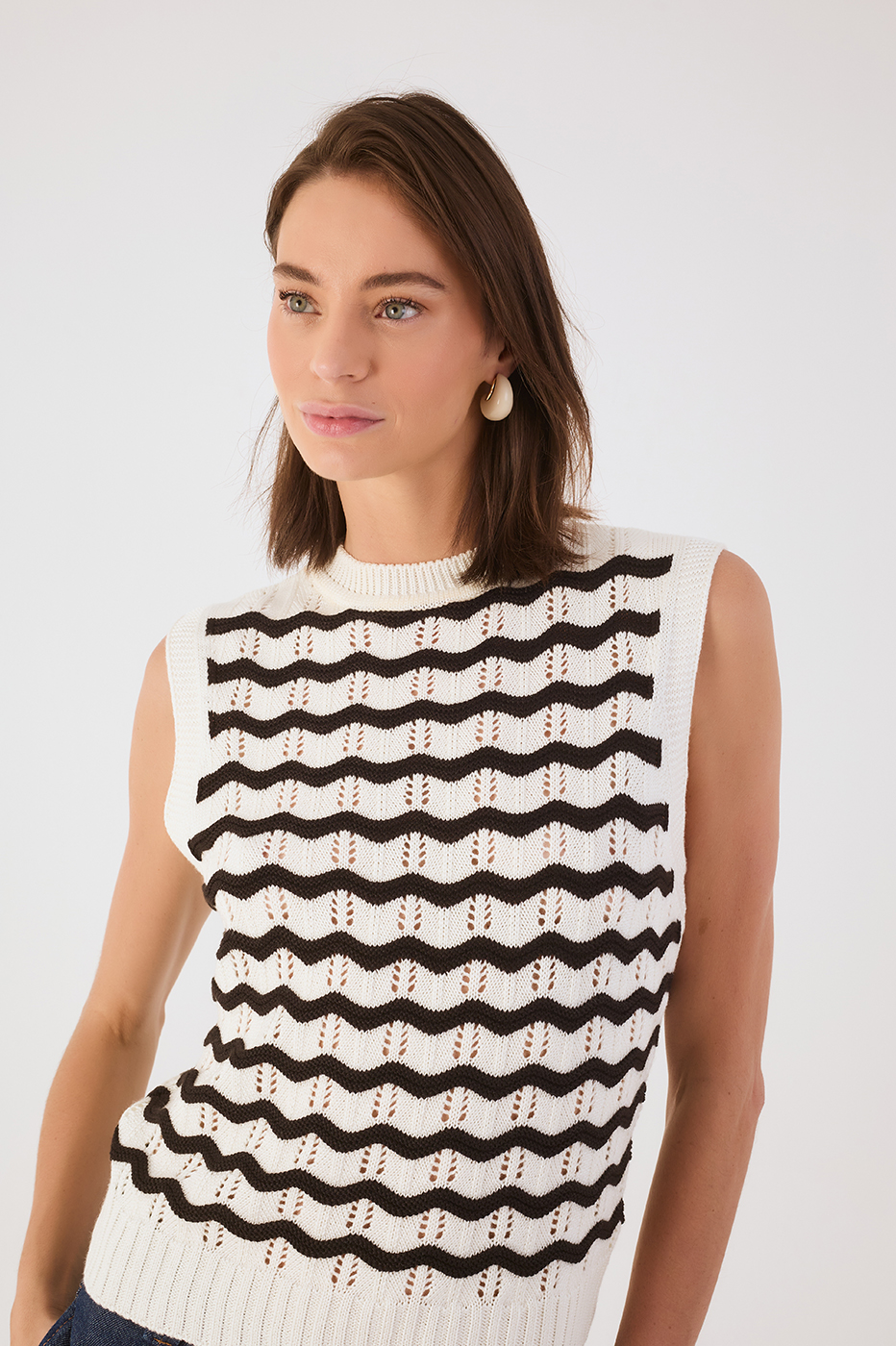 Black Ondas Crew Neck Sleeveless Tricot Vest_3