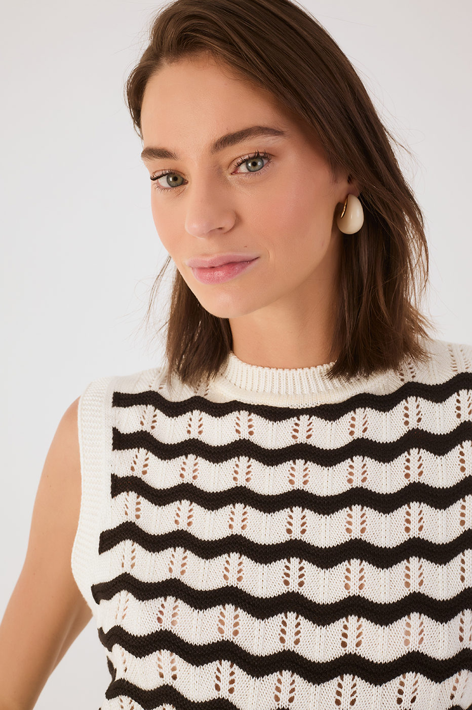 Black Ondas Crew Neck Sleeveless Tricot Vest_4